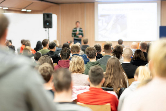 演讲者在大学报告厅做演讲图片