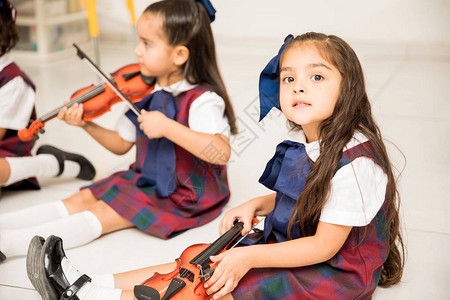 在学前班的音乐课上带着小提琴和眼神接图片