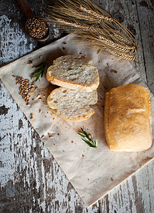 木桌上的新鲜面包和小麦图片