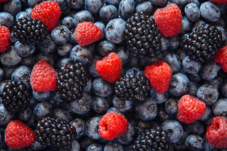 健康的混合水果和配有草莓蓝莓图片