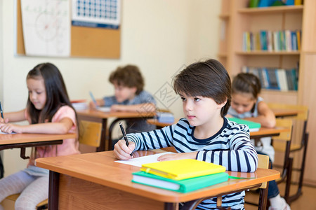 教室里的小学生图片