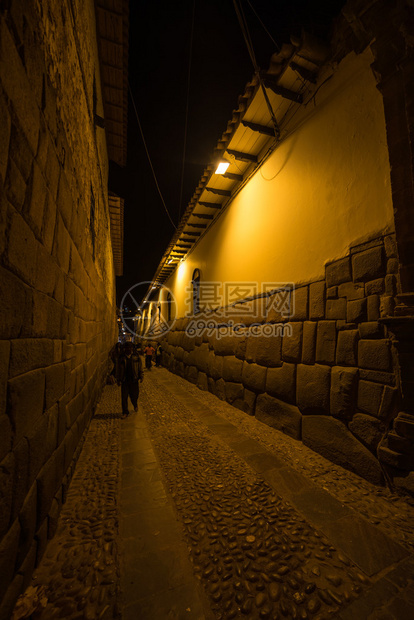 夜间步行街与古石墙在库斯科图片