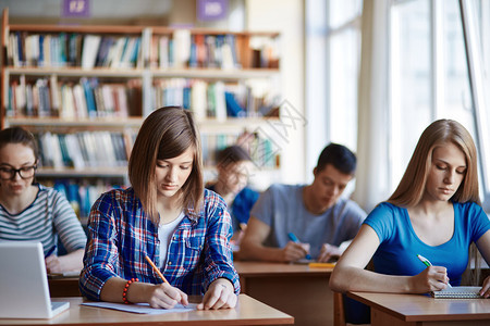 高中学生在大学上课时从事书面工作图片