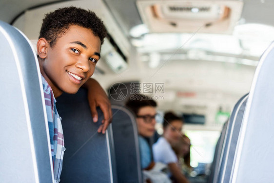 青少年学生坐在校车上图片