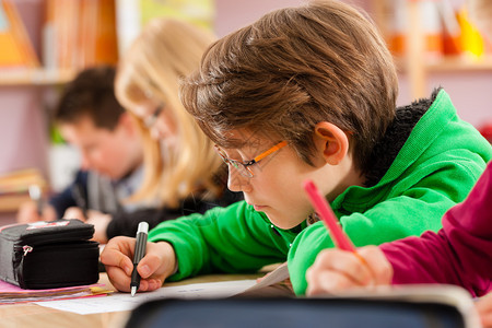 教育小学或小学的生做作业或图片