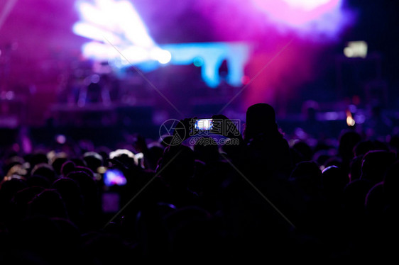 音乐会上的人群图片