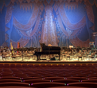 空椅子站在音乐厅的舞台上图片