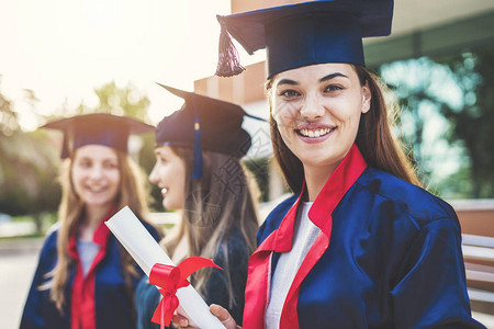 从大学毕业的年轻女学背景图片