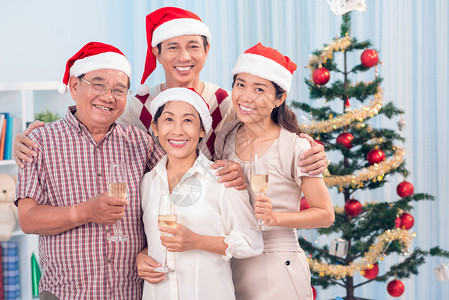 一个家庭在圣诞节快乐图片