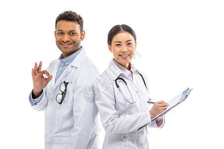 年轻专业医生站在一起在白色的孤立图片