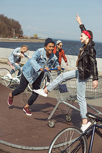 青少年在滑板公园中与购物车和自图片