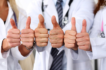 三位医学生在行中竖起大拇指显示OK手势高水平服务最佳治疗911健康生活方式满意的患者治疗师咨询工作和职图片