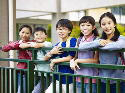 小学生肖像图片