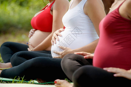 孕妇孕期母亲群体在公园接受产前培训图片