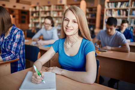 快乐的少女在大学上课图片