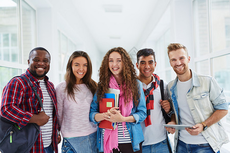 在大学走廊的友好青少年学生人图片