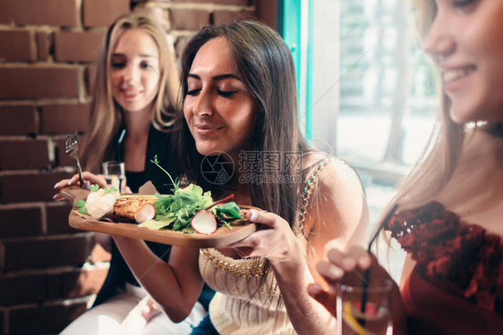 一群在时尚餐厅吃午饭的女孩图片