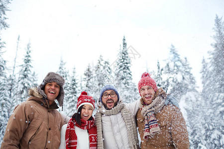 冬天的欢乐者在寒冬秋雪中图片