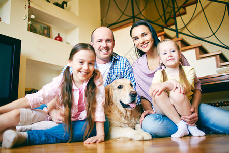 一家四口的年轻友好家庭和他们的狗图片
