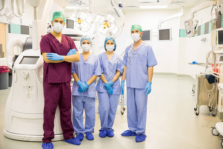 在先进和最先进的手术室准备手术的四名医生团图片