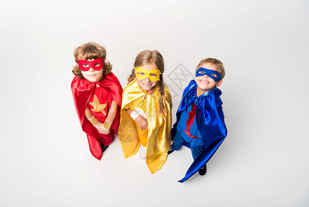 高角度观察着可爱的孩子在超级英雄服装中被图片