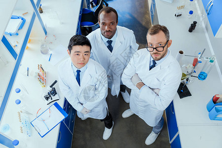 多种族科学家群体在化学实验室中一起站在一起的高角度视角1图片