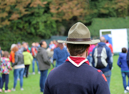 身着运动帽和领带白红领带的穿制服参加国际会议的国际图片