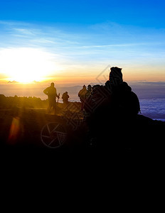 一群登山者于5896米的乌鲁派克靠近乞利马扎罗图片