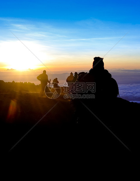 一群登山者于5896米的乌鲁派克靠近乞利马扎罗图片