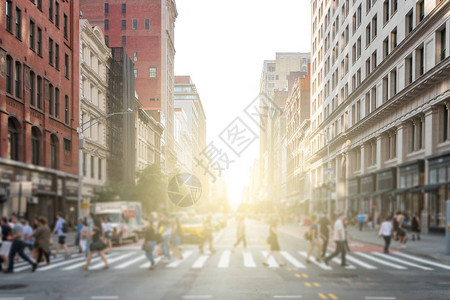 一群人在纽约市繁忙的人行横道十字路口走来去图片