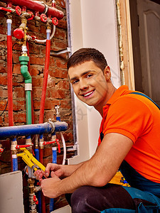 男子建筑工用特殊工具修理供暖系图片