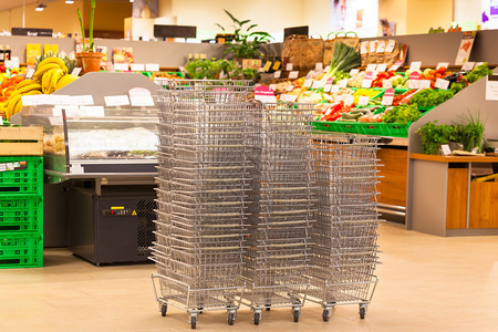 超市入口处叠放的购物篮堆图片