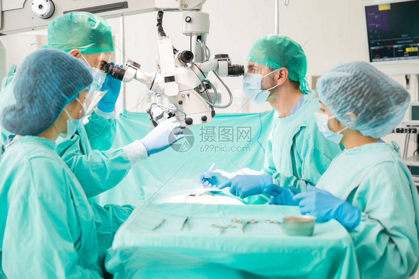 由四位年轻医生组成的小组对一名高清图片下载-正版图片502605783-摄图网