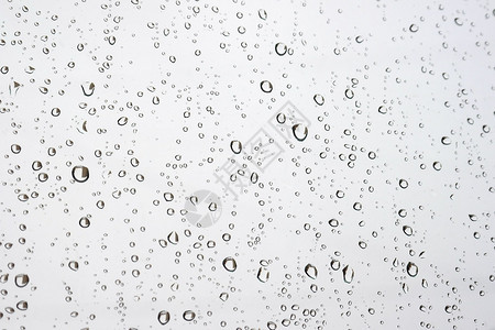 窗户上的雨滴玻璃图片