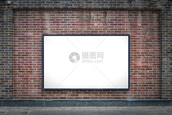 一个空白的广告牌挂在建筑图片