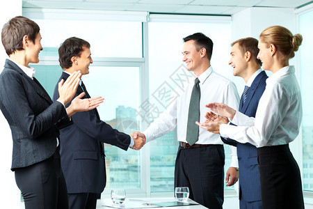 成功同事向握手男子鼓掌的印象成图片