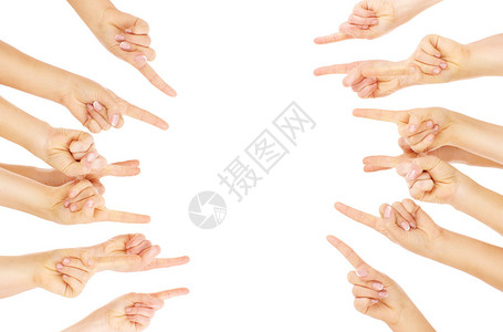 一群人用白色背景指着图片
