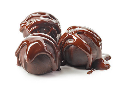 巧克力松露球与熔融的巧克力宏隔绝图片