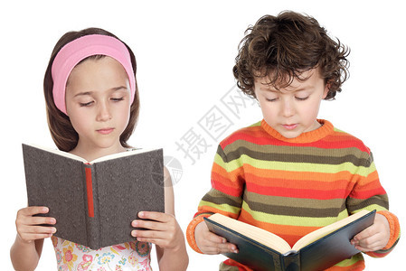 孩子们在阅读一本书的白色背景图片