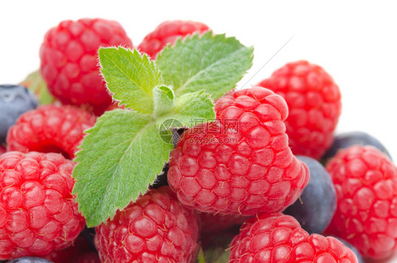 新鲜浆果覆盆子蓝莓草莓的特写镜头图片