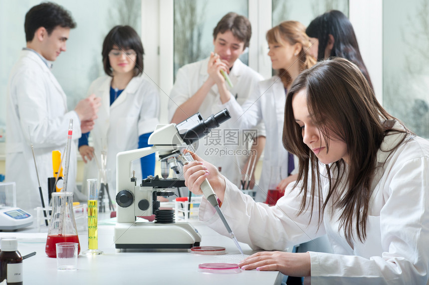 实验室里的一群医学生高清图片下载-正版图片502609234-摄图网