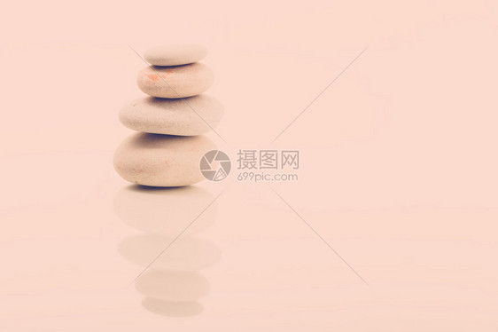 平衡像ZEN石一样孤立在白色背景上以反射和回声为温泉宁静的场景概图片