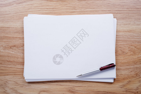 白纸和圆点笔的白纸页和球笔在浅棕色图片