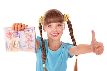 拿着护照的小女孩国外度假图片