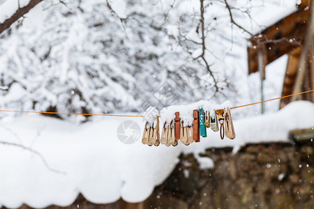 雪下绳索上的衣夹图片