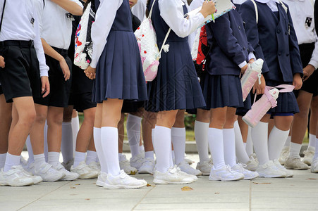 日本女学生在主题公园排队等候校对P图片