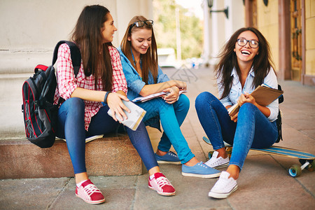 未成年女学生在街图片