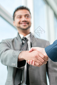 商人商务握手和商务人士图片