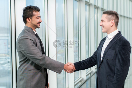 商人商务握手和商务人士图片