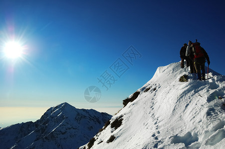 一群登山者爬上山脊图片